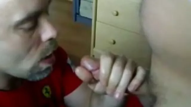 Porno pas d'inscription  pournou La fille veut vraiment dormir, et comme elle n'avait pas la clé de la porte de la maison, elle a commencé à frapper constamment, et quand elle ne pouvait pas rester debout, elle a abaissé l'urine directement dans le short.  Ayant trouvé un moyen d'entrer dans la maison, l'enfant était conscient qu'il aimait beaucoup cette chose, et il a donc mis son cheval mouillé, a commencé à le masturber doucement avec plaisir.  Immédiatement, elle se connecte à ses sextoys d'Affaires préférés, ou plutôt énormes,