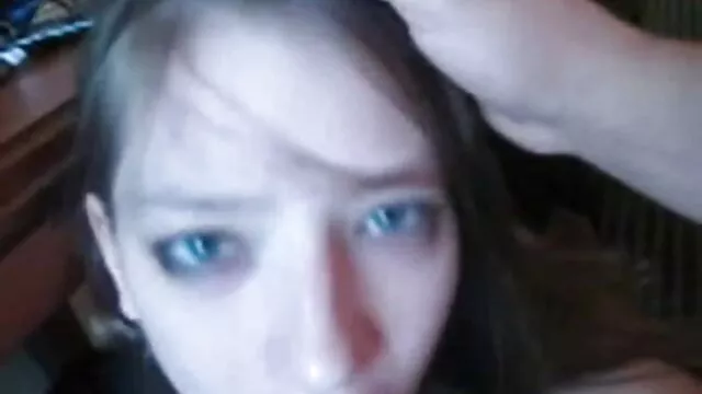 Porno pas d'inscription  film  Une grosse fille qui a libéré a rencontré un pick-up dans la rue, et quand elle a commencé le thème du sexe, les animaux joyeux qui jouent bientôt avec elle. La maîtresse lui a demandé de mettre ses seins à nu sur la caméra, et les larves baissent volontiers sa robe et jouent avec ses mains avec un melon mûr. Immédiatement, le couple se rend dans un endroit éloigné de la nature, où une femme courageuse s'agenouille et prend un gros pick-up de poulet sur le rotin.   Il voulait se réchauffer avant d'avo