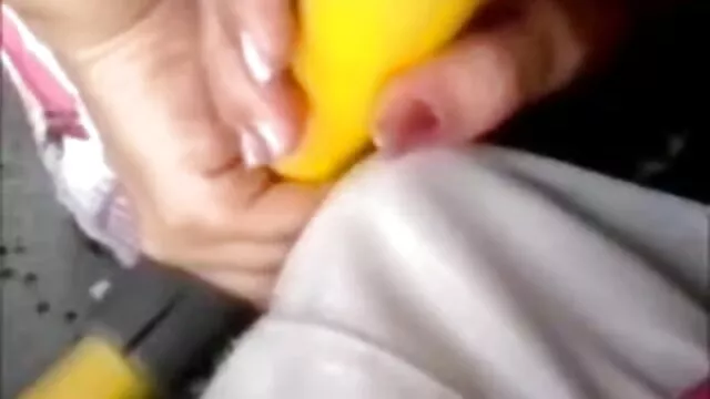 Porno pas d'inscription  film Si vous avez une chambre et une caméra vidéo, vous ne pouvez pas vous ennuyer, mais plutôt vous détendre dans le désir sexuel et en même temps enregistrer une vidéo maison inhabituelle. Il est clair que la charmante femme ne dérange pas de jouer un rôle important et le plus séduisant en soi.   Aujourd'hui, elle voulait vraiment commencer par un massage érotique, parce que son mari a juste besoin de rester immobile et de profiter de la douceur de la petite fille en frottant ses seins dans son corps. Cep