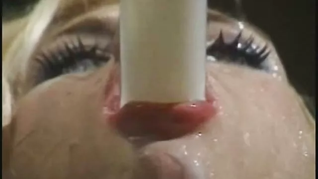 Porno pas d'inscription  film vidéo Une femme aux cheveux roux qui se passionne pour rendre visite à son amant qui sait comment amener la jolie chienne à l'orgasme qu'elle aimait, très nécessaire.  Entrant dans son appartement, une belle femme est immédiatement allée dans la chambre, dans son lit elle a commencé à enlever ses vêtements.  Sans perdre une telle opportunité, le cordon s'est approché de lui, après le début touchant des endroits intimes avec des crevettes. Sachant qu'il aimait les soins bucco-dentaires, d'un étalon ici,
