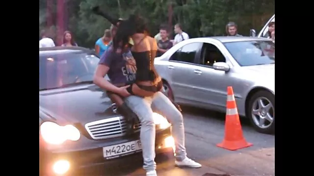 Porno pas d'inscription  xxx  Le couple a décidé de jouer dans un film porno et de demander à son petit ami de tirer sur la caméra, Assis sur le canapé.  Au début, l'homme met les doigts des deux mains dans le vagin de sa petite amie et commence le processus en caressant le clitoris avec sa langue. Et puis sa main va presque au pus, relaxant la fille. Mais en réponse, il a également commencé à donner du plaisir à l'homme et lui a fourni mieux. femme de ménage