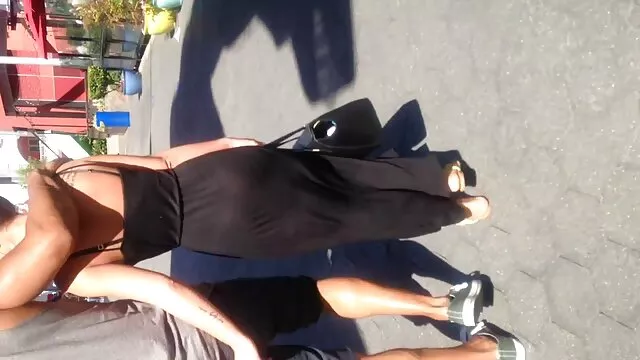 Porno pas d'inscription  Les touristes se détendent dans la voiture absoluporn streaming avec une fille qui passe