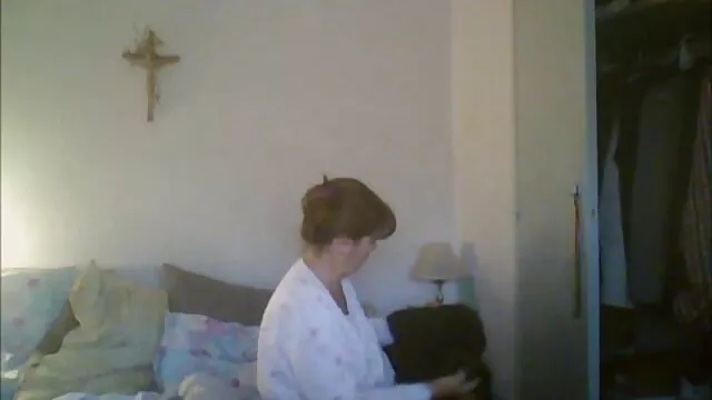 Porno pas d'inscription  extrait film Les enseignants terminent les cours, mais demandent à Ashley, une étudiante à lunettes, de rester. Le fait est qu'il a une conversation sérieuse avec la fille, mais pas sur l'apprentissage, mais que la jeune et belle fille comme ça pourrait accorder moins d'attention à la leçon et trouver d'autres plaisirs qui sont plus amusants.   Tout d'abord, les hommes adultes ont enlevé leurs lunettes du bébé, l'ont mis sur une chaise et ont commencé à toucher les genoux nus doux de la blonde. Aujourd'hui,