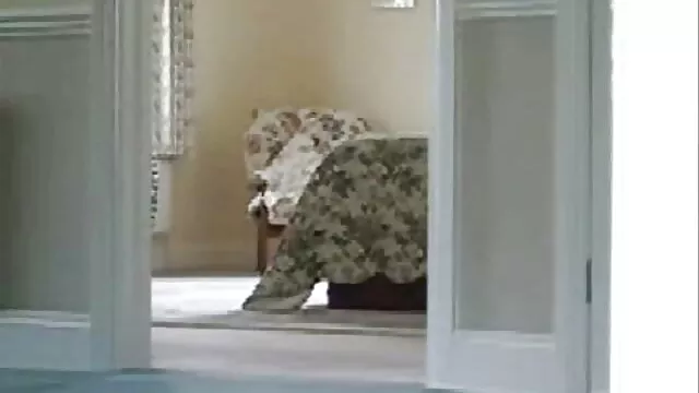 Porno pas d'inscription  videos xxx gratuit Belle jeune femme qui est heureuse d'enlever sa culotte de l'homme et de regarder sa bite poilue.  Maintenant, un animal sauvage prêt à prendre l'objet étranger avec sa bouche est si chaud et froid qu'un paysan ne pouvait que gémir de plaisir.  La bouche de la belle femme travaillant au rythme du transcendantal, et le paysan est heureux de tout. Le phallus d'elle apparaît et disparaît dans le trou des filles mouillées, et l'homme se sentait très en bonne santé quand il a vu la poupée fonc