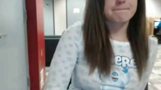 Porno pas d'inscription  xxx film La jeune fille avait décidé, encore une fois pour plaire aux connaisseurs du corps d'une belle femme avec un gode devant la caméra. Assis sur le canapé, le bébé était fier de jeter tous ses vêtements, il sait comment elle est belle.  Puis sa main a atteint le cheval mouillé, a lentement commencé à caresser avec ses doigts, en accordant une attention particulière au clitoris, qui est excité avant la chapelle.  Lorsque le pic d'extase a atteint le couloir, la fille, qui n'a pas retenu ses émotions, a