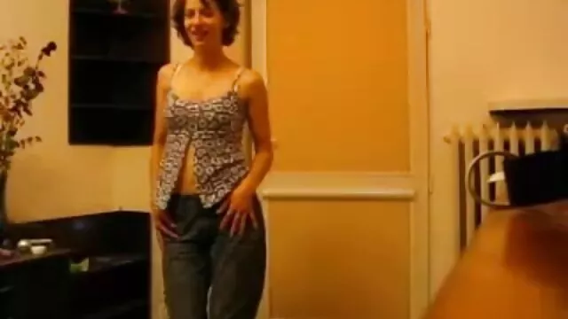 Porno pas d'inscription  Mettez la fille porno gratuit jeune femme sous le client