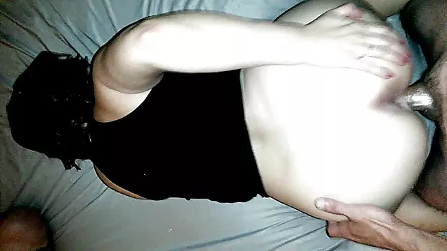 Porno pas d'inscription  porno Un homme à la peau bronzée sur son corps est allé à la piscine et a rencontré des voisins encore jeunes, qui l'ont laissé entrer dans sa cour les jours ensoleillés et profiter de la détente près d'une eau claire.  Mais aujourd'hui, un amant qui veut activement avoir des relations sexuelles avec une fille, alors il a commencé à l'ennuyer avec confiance, et quand vous avez réalisé que mignon n'était pas opposé à s'amuser avec elle, il a immédiatement enlevé le maillot de bain et en déplaçant ses lèvres 